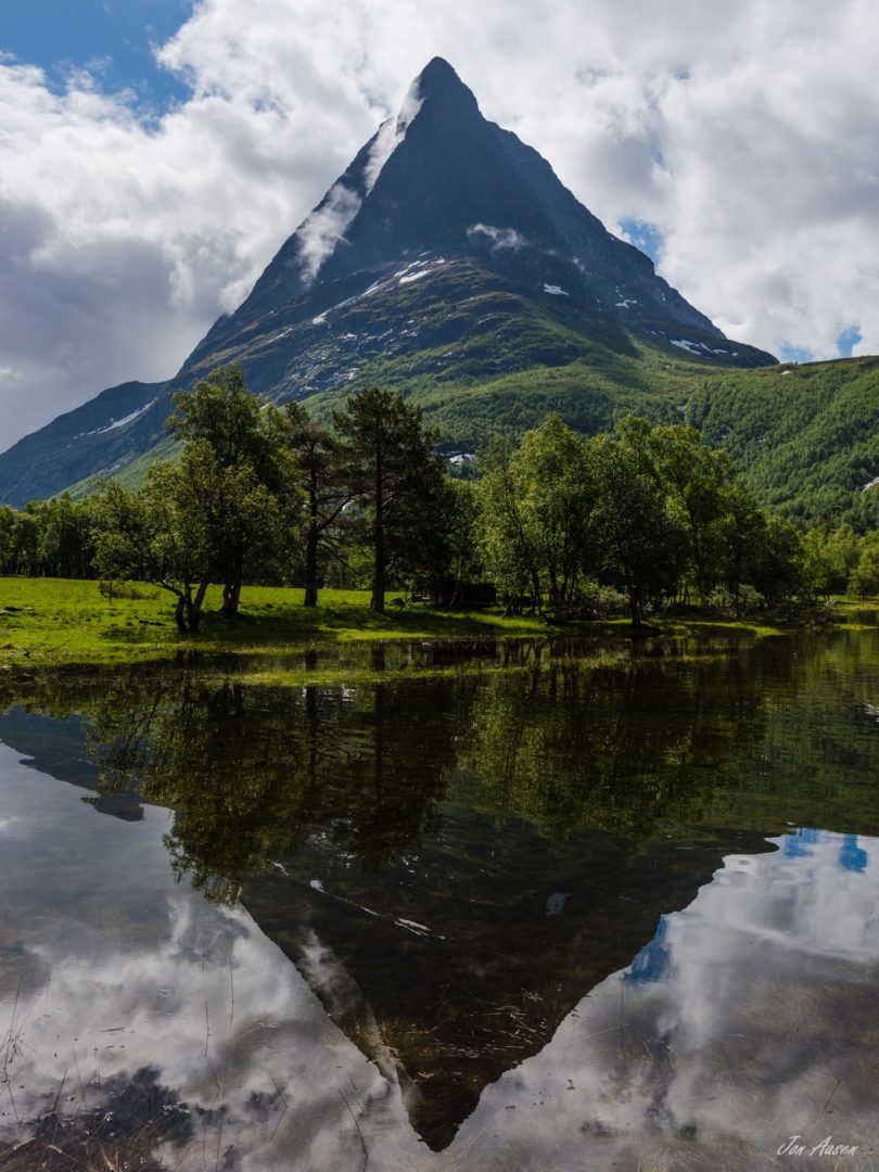 Innerdalstårnet and its reflection in Innerdalsvatna